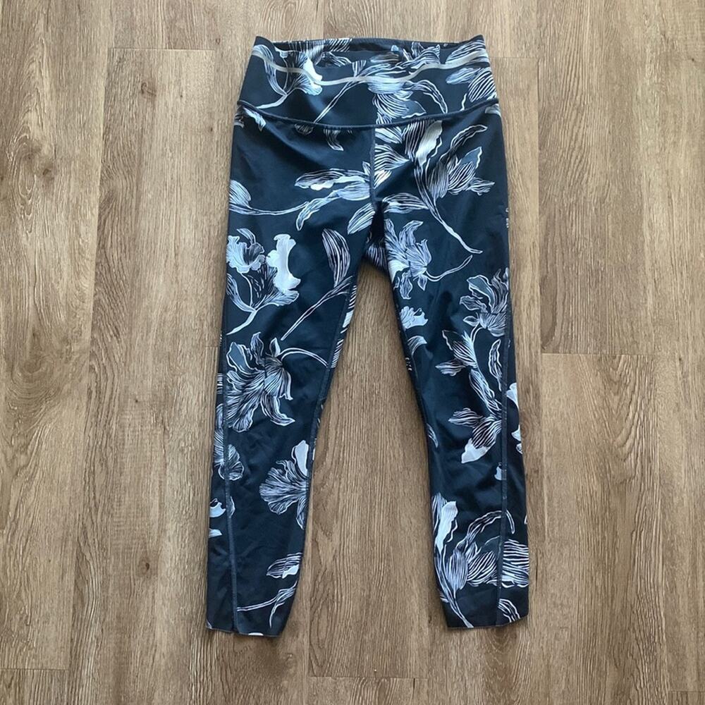 Athleta Sonic Capri Navy Floral Print Size Small Activewear Workout